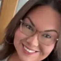 IMAGEN: prenda terminada 2 de 3 — foto real de una bikini tejida, se recorta en círculo
