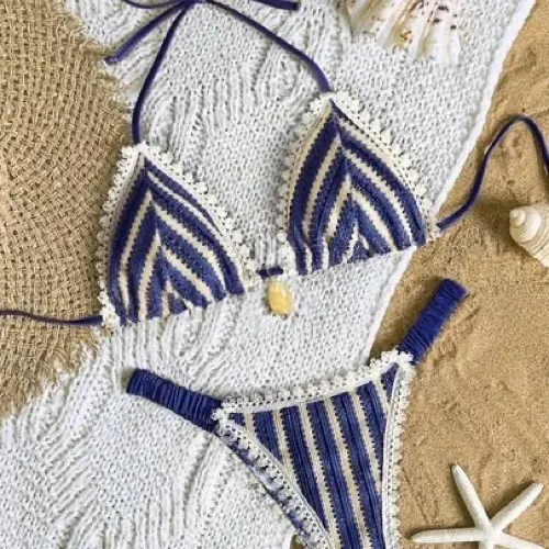 IMAGEN: design 3 of 13 for the marquee — square thumbnail of a finished crochet piece, seen small and moving