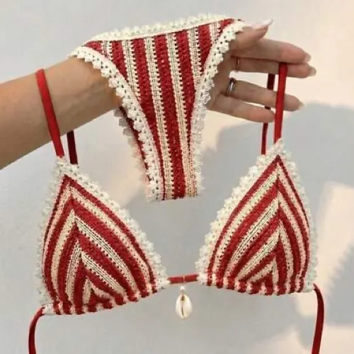 IMAGEN: design 4 of 13 for the marquee — square thumbnail of a finished crochet piece, seen small and moving