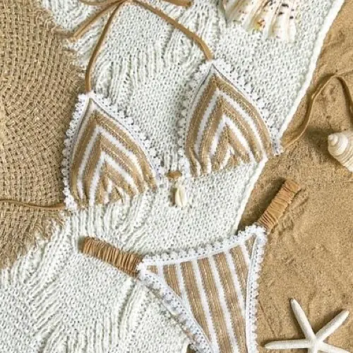 IMAGEN: design 5 of 13 for the marquee — square thumbnail of a finished crochet piece, seen small and moving